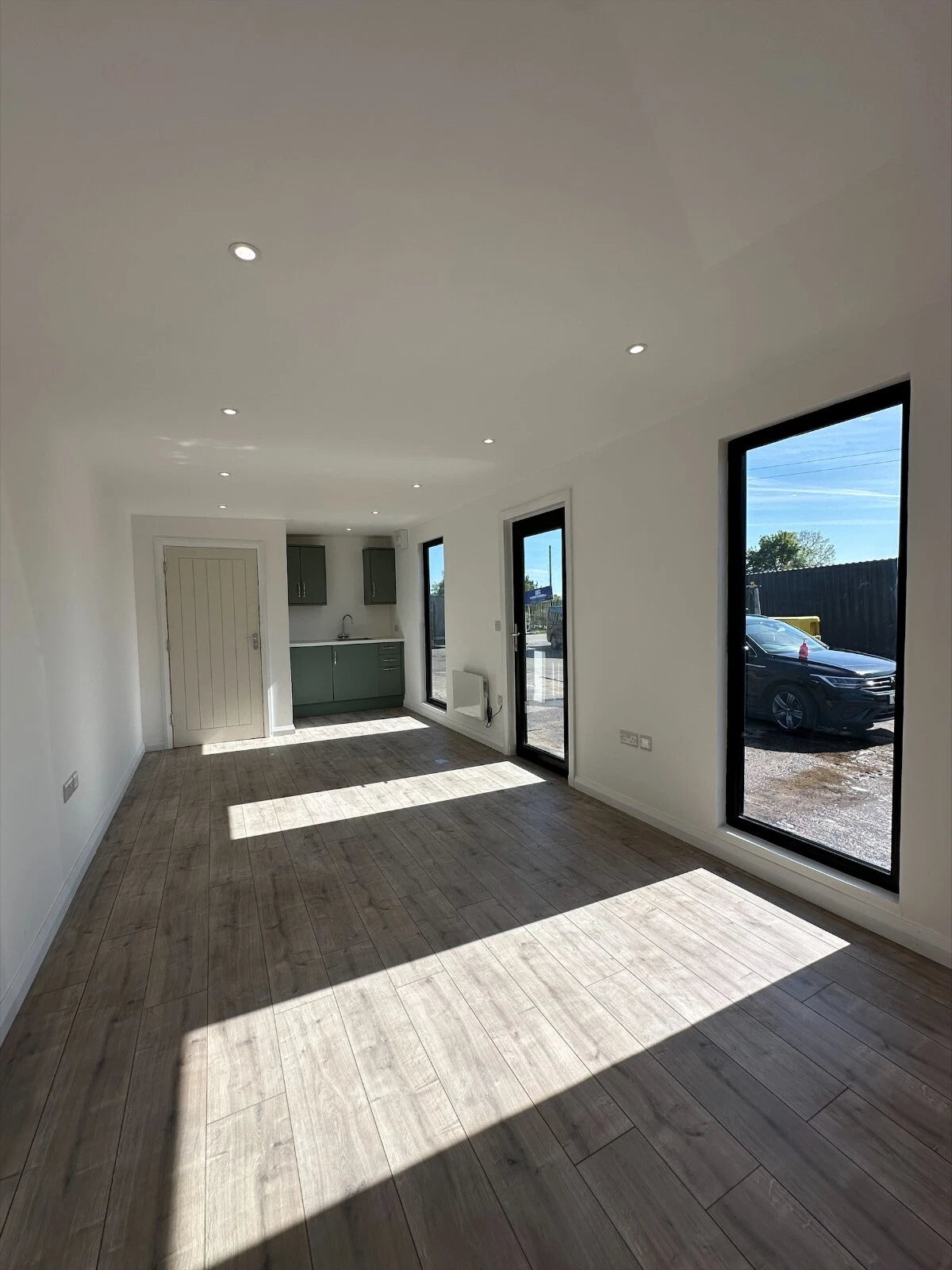 7.5 x 3m Office with kitchenette/WC image 3