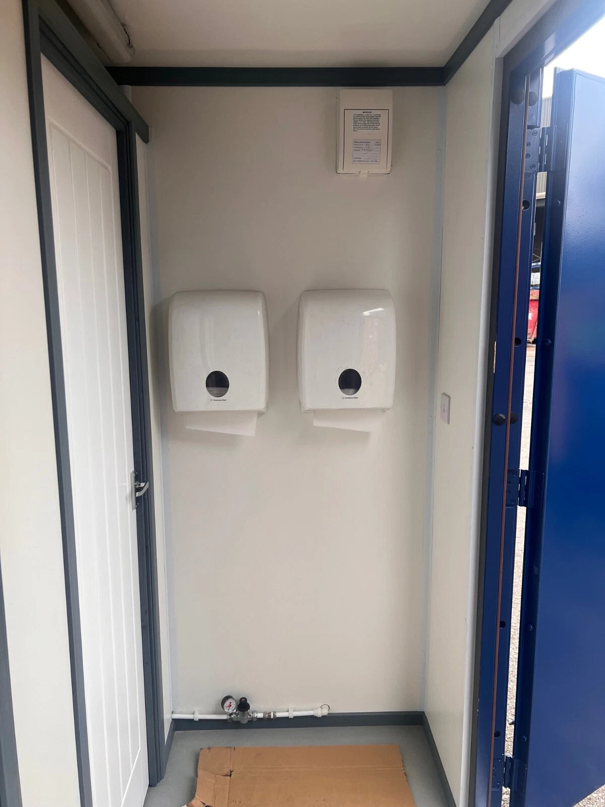 20ft x 8ft Shipping Container Toilet Block – Reading image 1