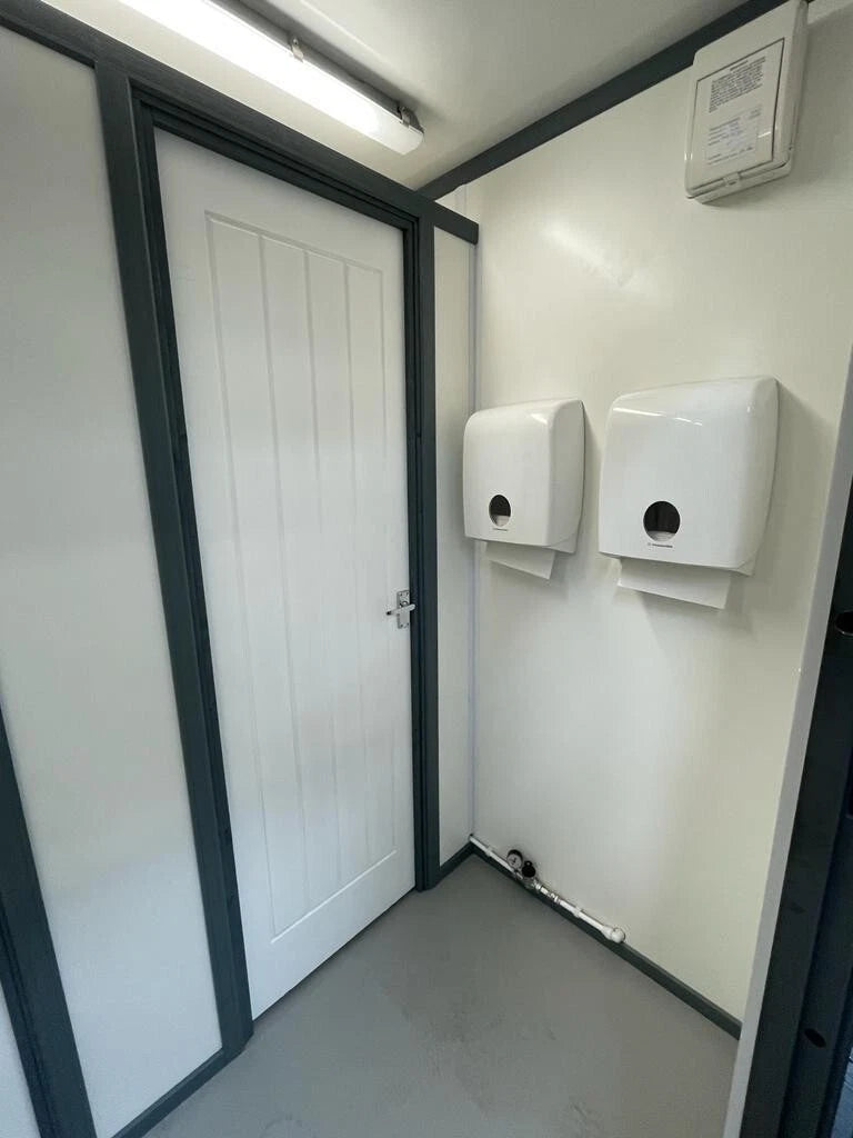 20ft x 8ft Shipping Container Toilet Block – Reading image 5