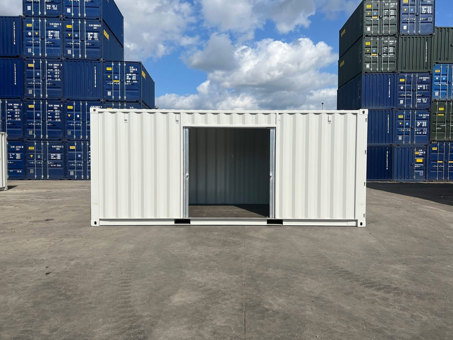 20ft Custom Shipping Container – Roller Shutter RAL 7035 Respray image 3
