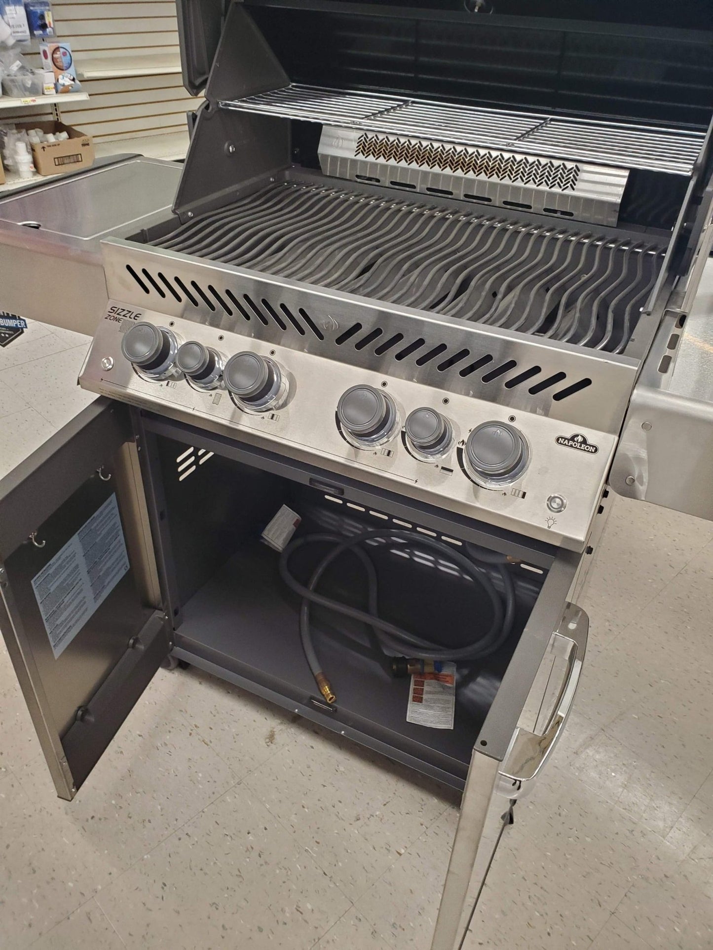 Outlet Napoleon Prestige 500 Propane Grill image 2