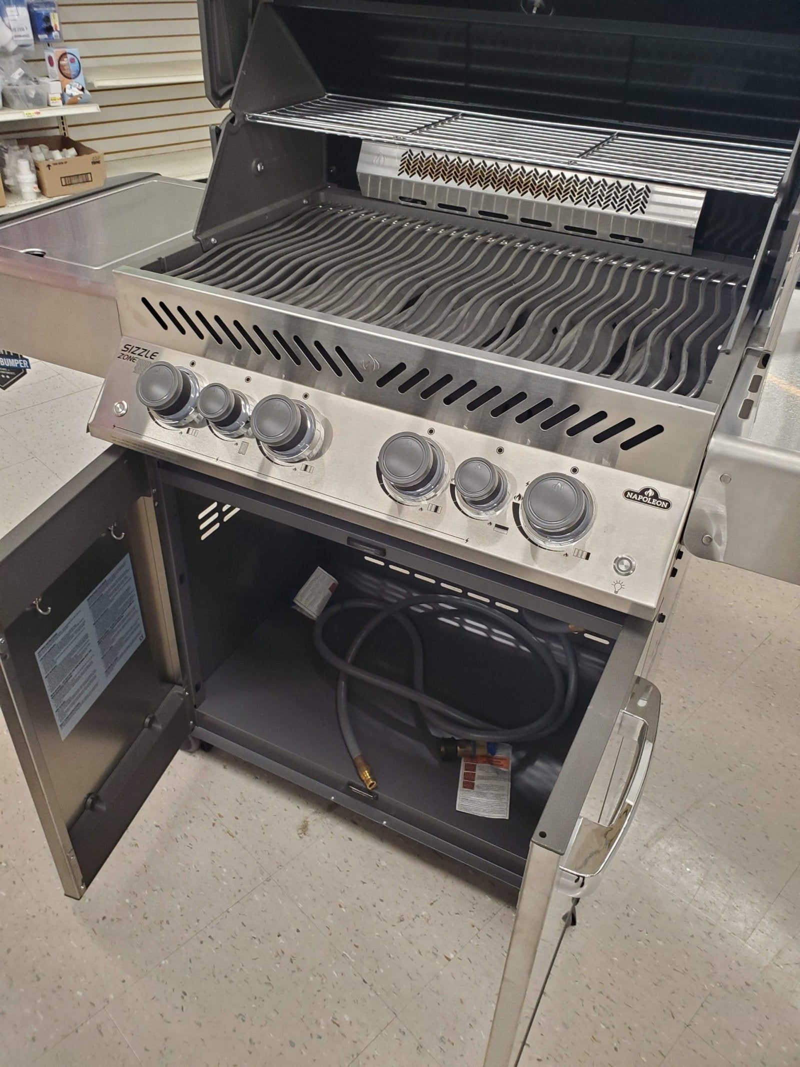 Outlet Napoleon Prestige 500 Propane Grill image 2