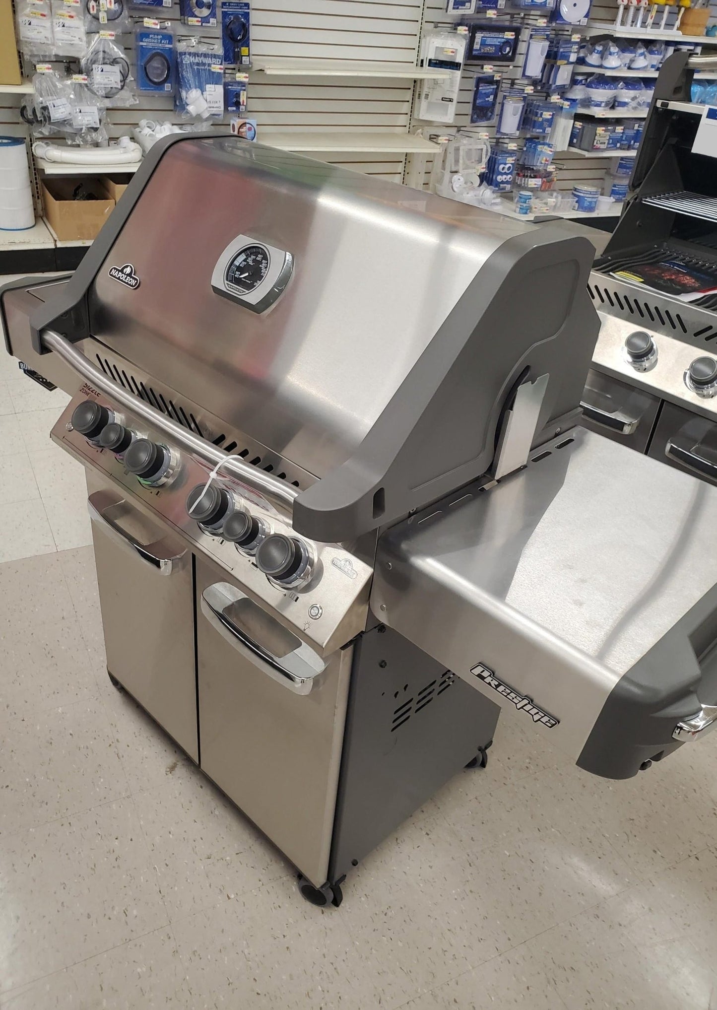 Outlet Napoleon Prestige 500 Propane Grill image 1