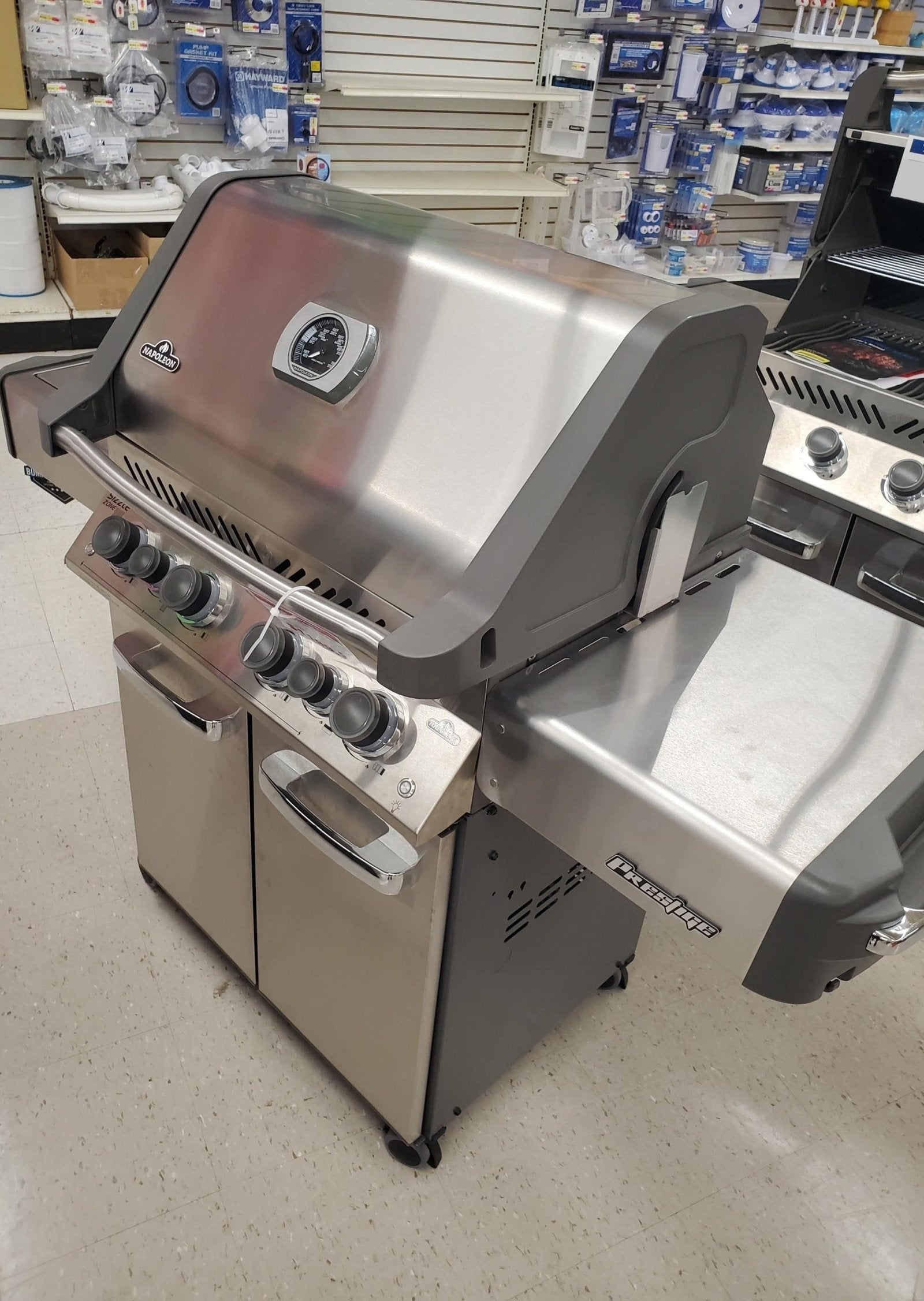 Outlet Napoleon Prestige 500 Propane Grill image 1