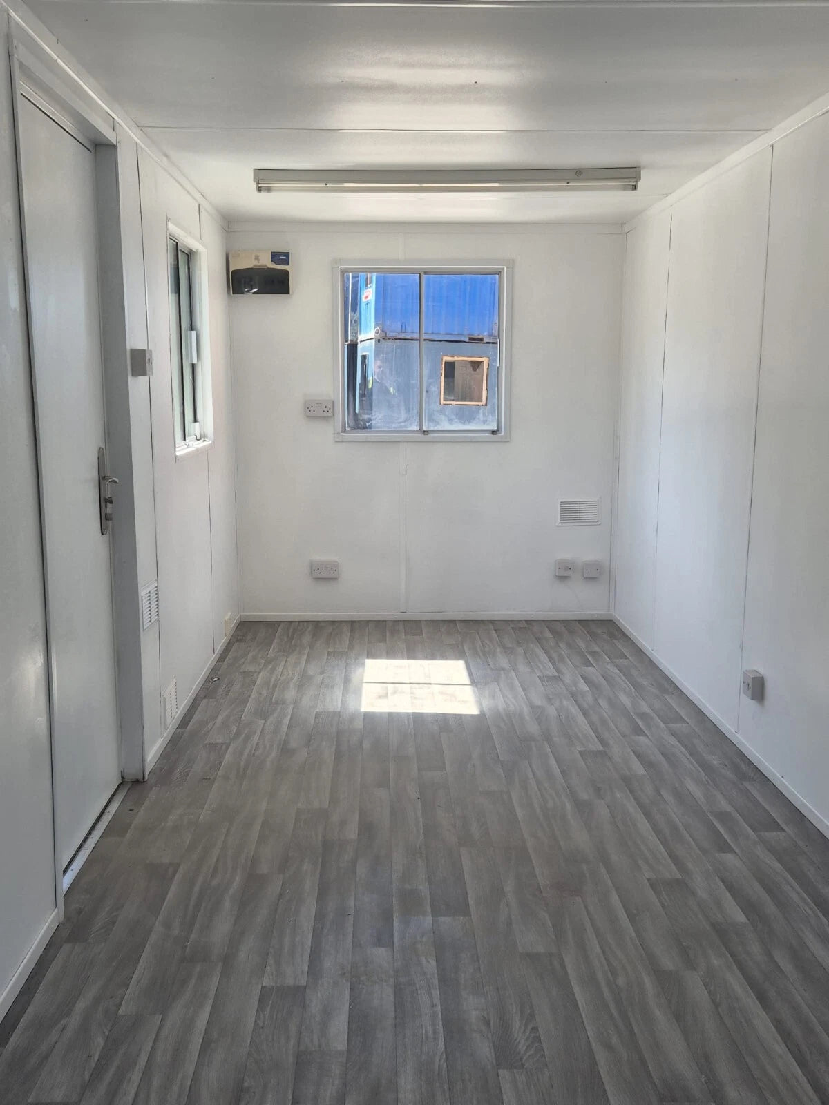 20 x 8 AV Open plan office green image 3