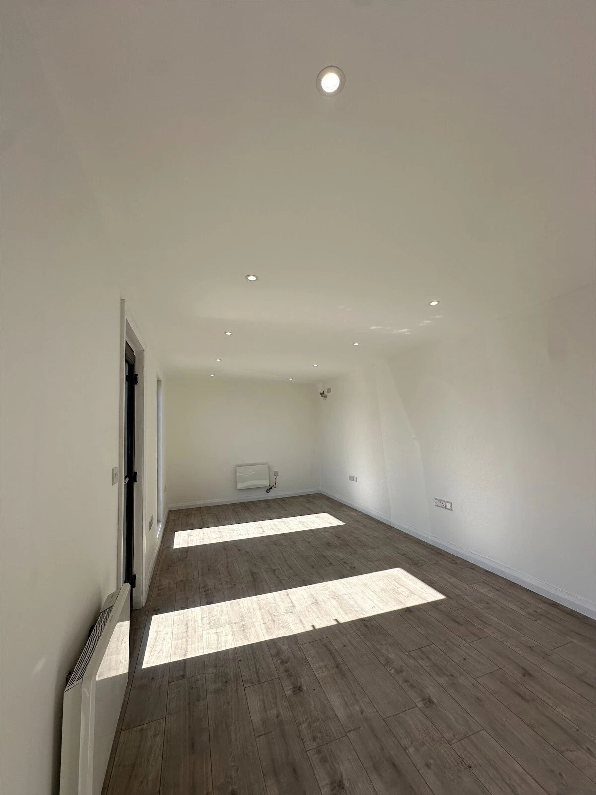 7.5 x 3m Office with kitchenette/WC image 1